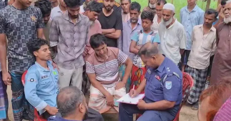 স্থানীয়দের থেকে ঘটনার বিবরণী নিচ্ছে একজন পুলিশ সদস্য।